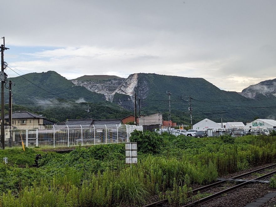 セメント会社が採掘している石灰岩の山肌